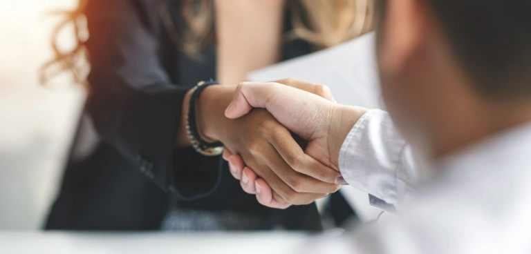 uścisk dłoni