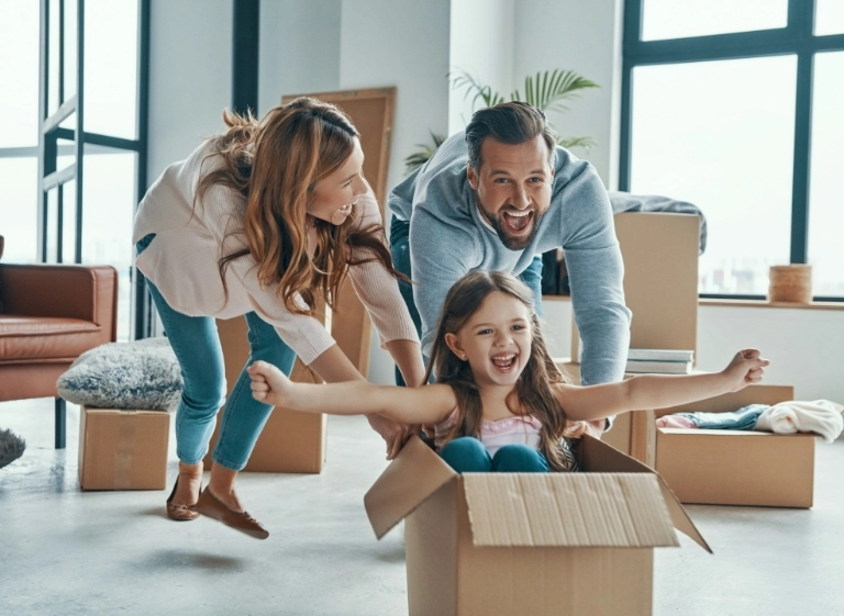 dziecko w&nbsp;kartonie